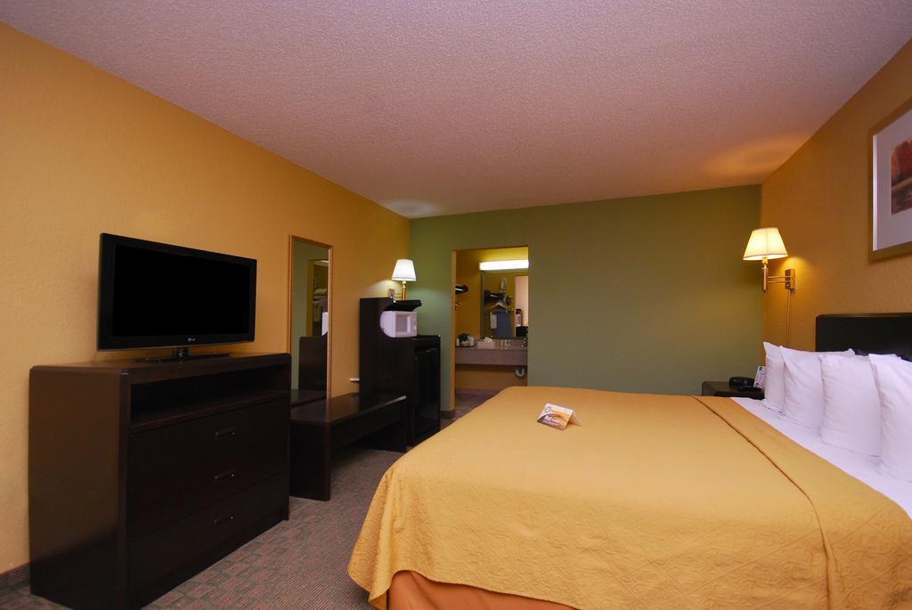 Quality Inn & Suites Orlando Airport Exterior photo